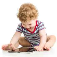 Bambini e schermi: i pediatri cambiano idea