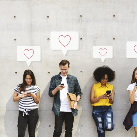 Giovani con telefoni